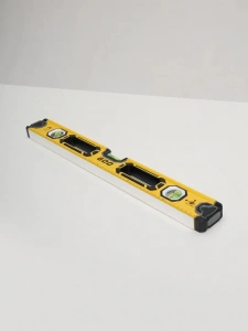 Купить Уровень магнитный, 3 глазка ALUKOMTOOLS, 600мм оптом в Москве от производителя