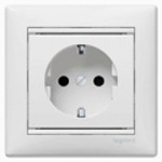 Купить 774421 Розетка 2К+З со шторками Valena белый оптом в Москве от производителя